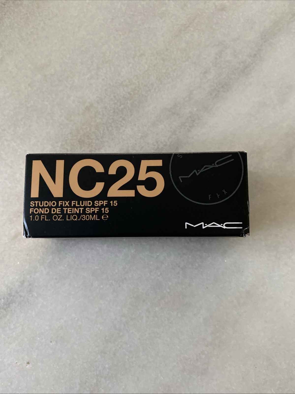 M•A•C MAC NC25 Light Beige Studio Fix Fluid Matte Foundation SPF15 24HR Oil Ctrl