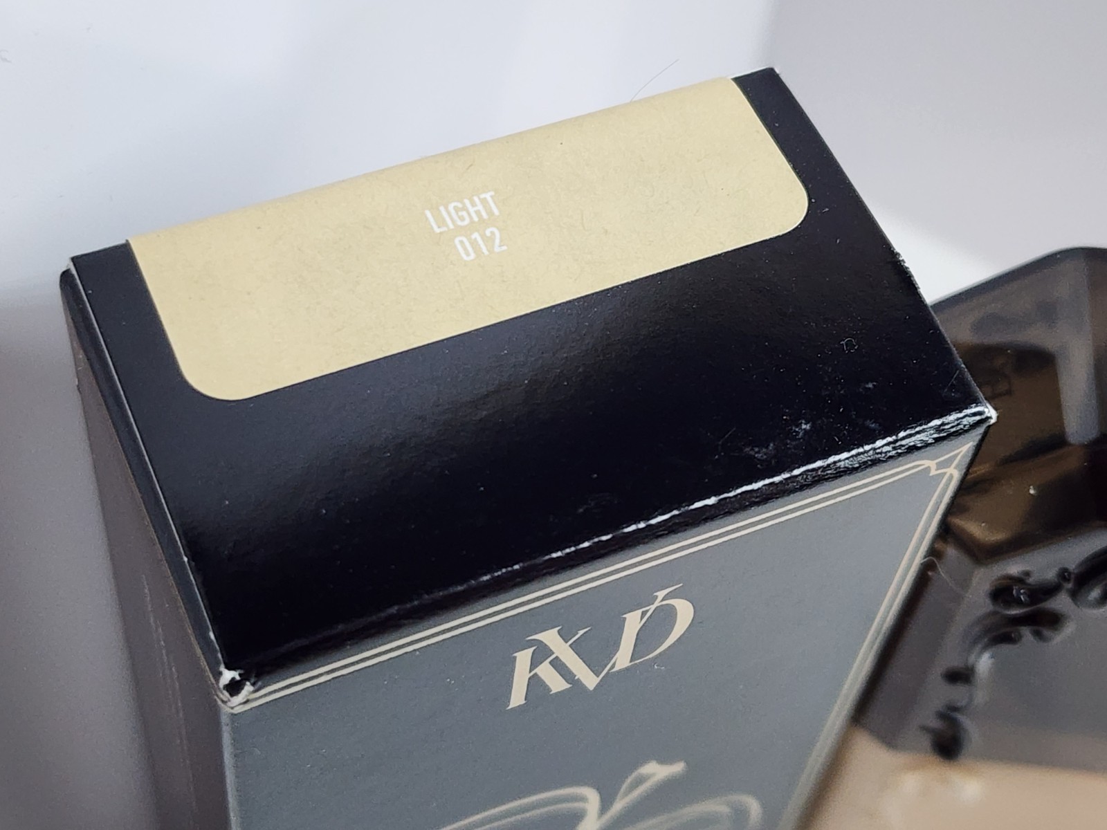 Kat Von D Good Apple Full-Coverage Serum Foundation. Light 012. 30 ml / 1 fl. oz