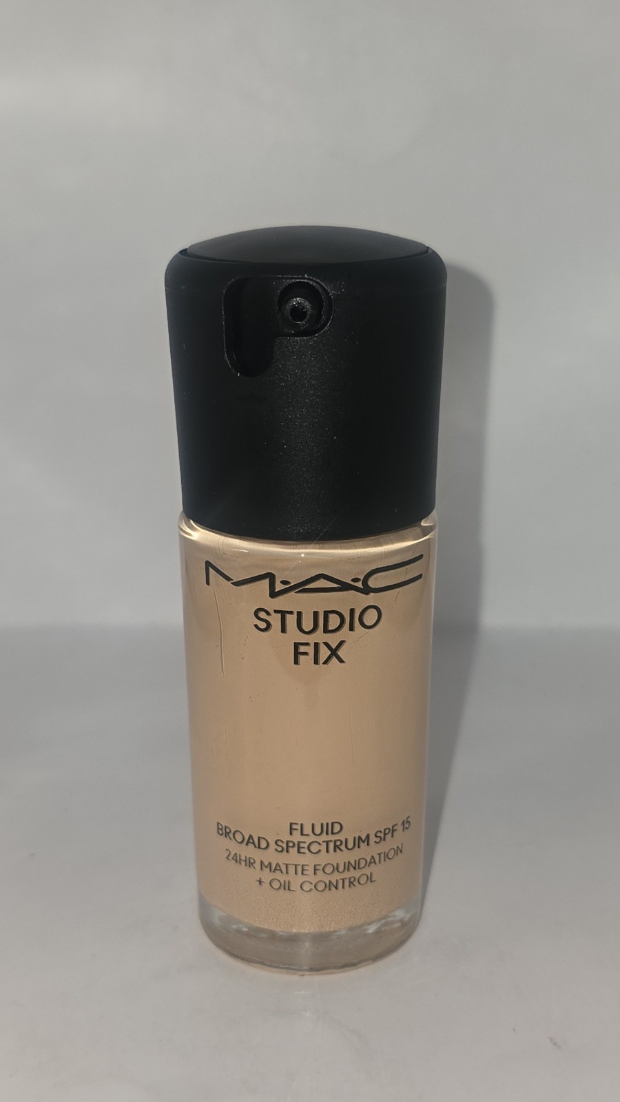 M·A·C Studio Fix Fluid Matte Fluid Broad Foundation SPF 15 NC18 1.0 fl oz